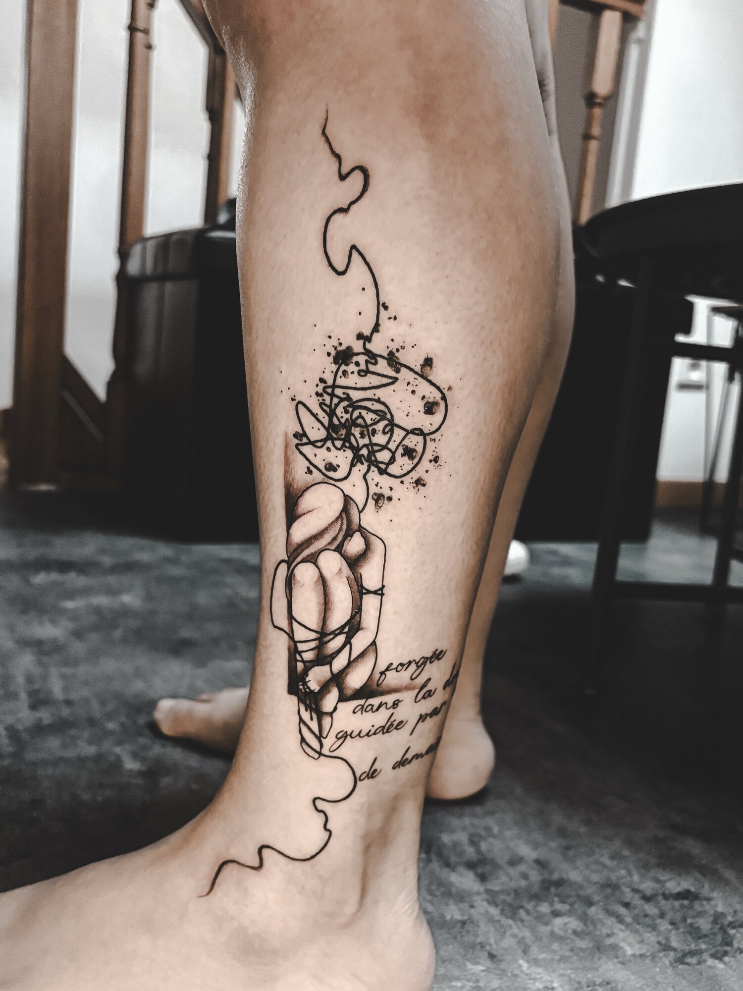 Ornemental blackwork tout en finesse sur le mollet