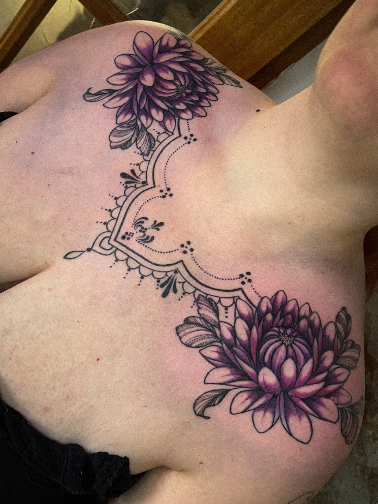 Fleurs aquarelle violettes sur l'epaule et le dos