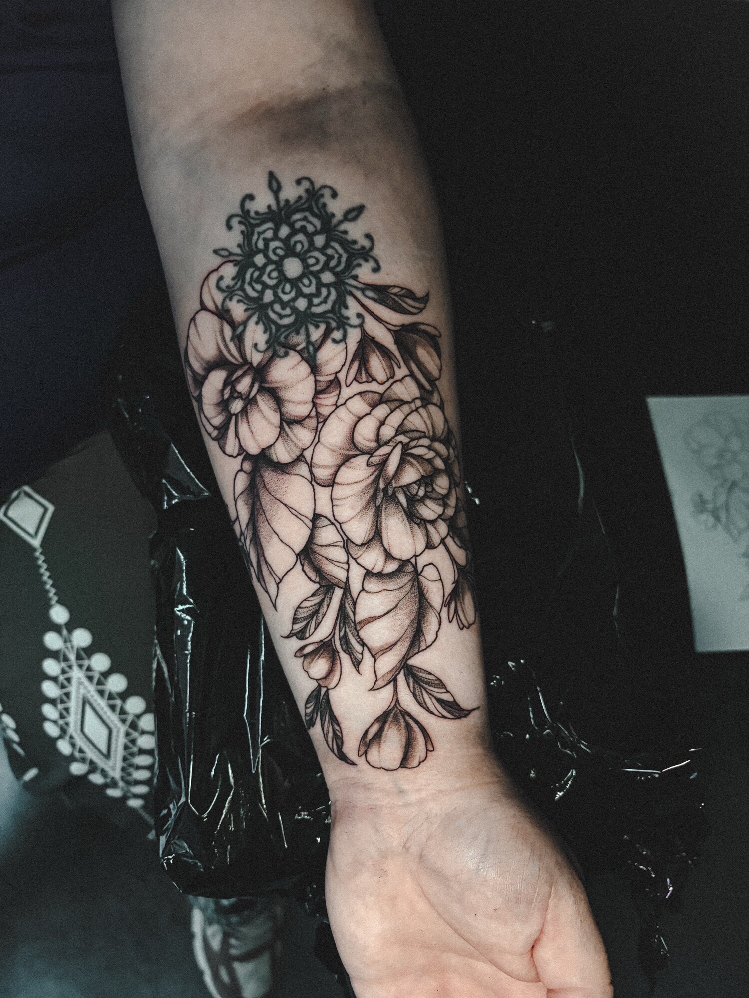 Floral et mandala sur l'avant-bras en blackwork